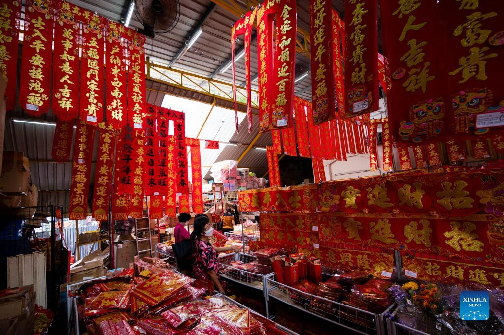 Hong Kong people buy decorations for Chinese New Year - People's Daily  Online