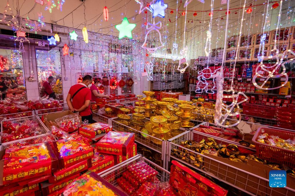 Hong Kong people buy decorations for Chinese New Year - People's Daily  Online