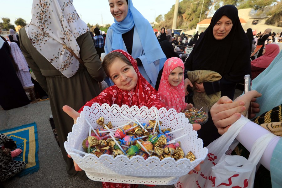 Mideast in Pictures Muslims across Mideast mark Eid alFitr holidayXinhua