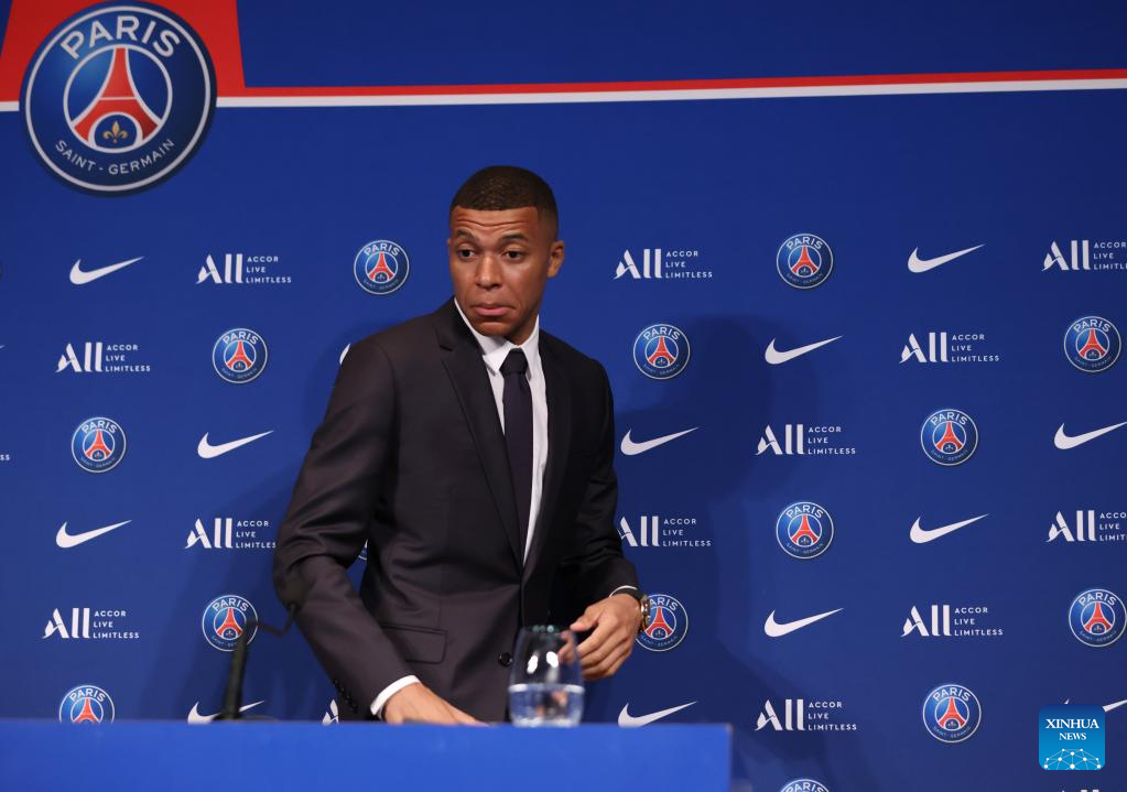 PSG striker Kylian Mbappe shows his jersey with PSG president Nasser  Al-Khelaifi during a press conference Monday, May 23, 2022 at the Paris des  Princes stadium in Paris. Kylian Mbappé's decision to