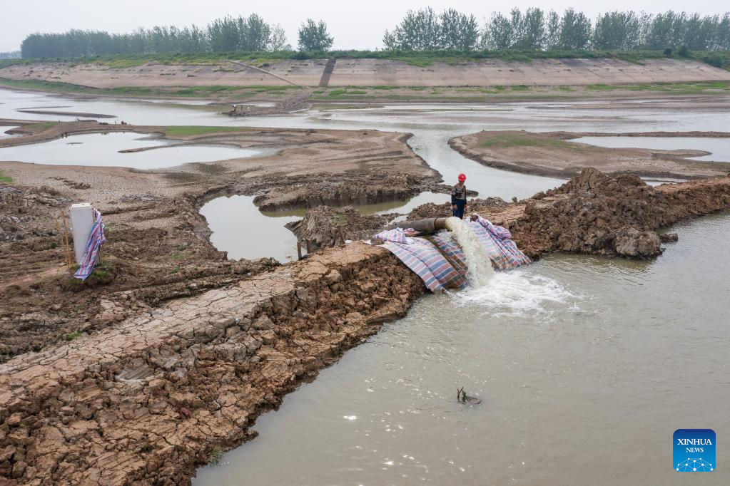 Locals channel water from Yangtze River into farmland amid drought in