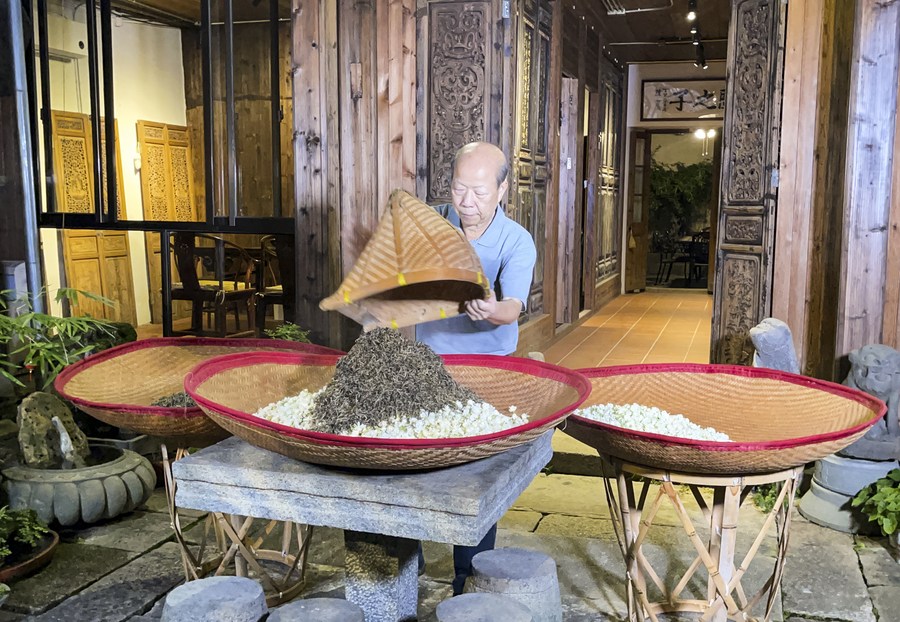 The life of a tea maker, steeped in jasmine fragranceXinhua