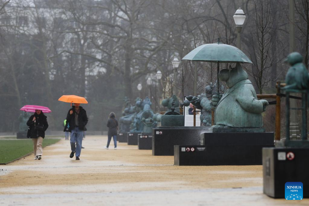 People Walk Front Sculptures Chat Public Park Brussels Belgium March –  Stock Editorial Photo © Ale_Mi #646000886