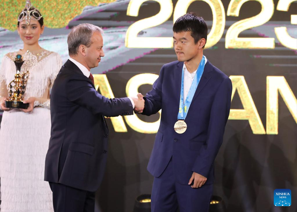 Ding bate Nepomniachtchti e é o primeiro chinês campeão mundial de