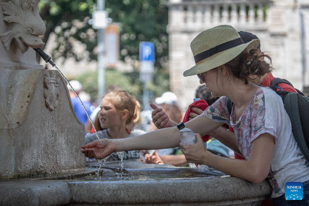 Tourists Cool Off Amid Heatwave In Dubrovnik Croatia Xinhua