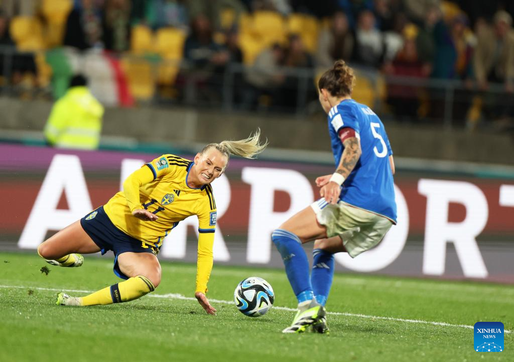 Luana of Brazil and Grace Geyoro of France compete for the ball