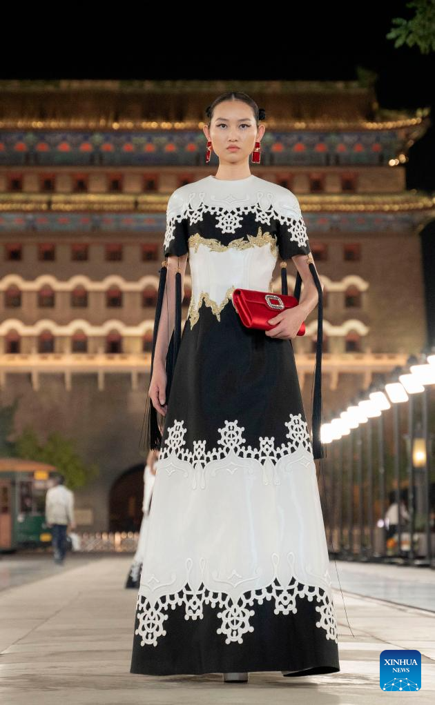 500 Years of Chinese Fashion ft. Laurence Wen-Yu Li 