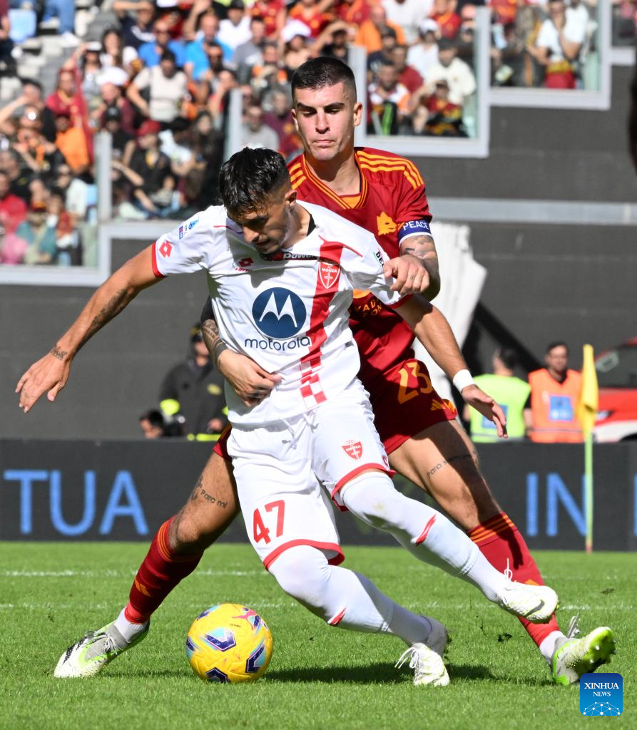 Rome, Italy. 16th Dec, 2018. AS Roma Team seen lining-ups during the Serie  A football match between AS Roma and Genoa CFC at Olimpico Stadium. (Final  score Roma 3 - 2 Genoa)