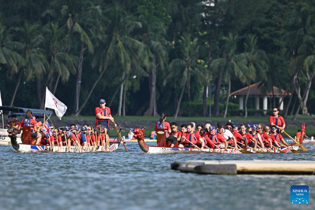 A royally British Dragon! William WINS dragon boat race with mixed gender  crew in Singapore and is praised as a 'natural' by his team (before  admitting he was 'terrified' of getting his