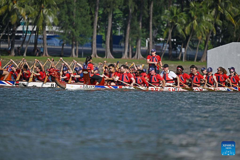 A royally British Dragon! William WINS dragon boat race with mixed gender  crew in Singapore and is praised as a 'natural' by his team (before  admitting he was 'terrified' of getting his