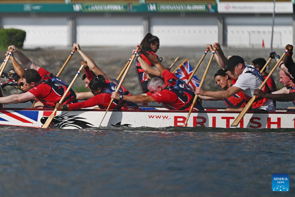 A royally British Dragon! William WINS dragon boat race with mixed gender  crew in Singapore and is praised as a 'natural' by his team (before  admitting he was 'terrified' of getting his