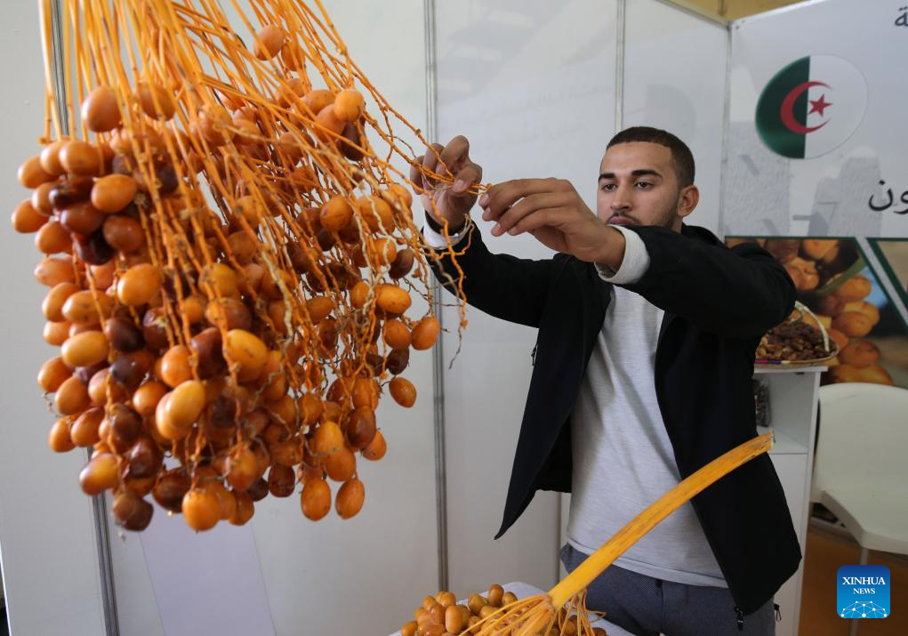 People visit market ahead of Amazigh New Year in Algeria-Xinhua