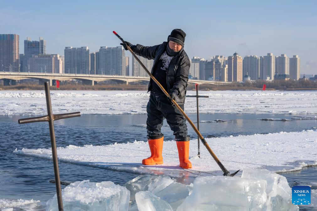 Ice Hole Digging, Fishing Net Setting…The Situation of Hulan River Section  in Suihua During the Frozen Period is Worrying. CBCGDF Volunteers Hope that  Relevant Departments Will Crack Down on Illegal Fishing- 中国生物多样性保护与绿色发展基金会