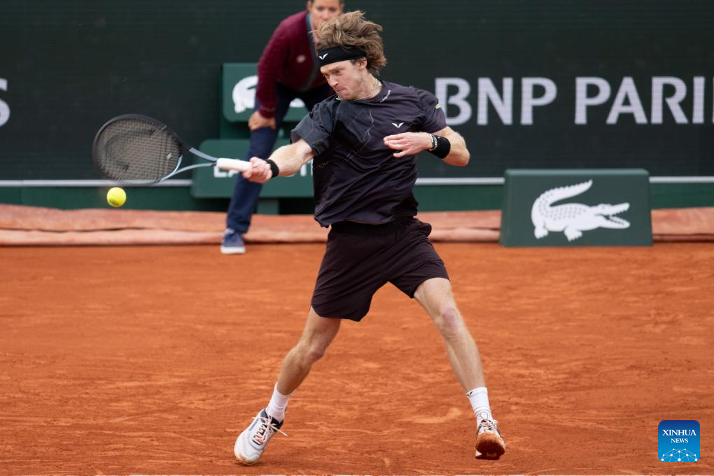 Highlights of men’s singles third round match at French Open tennis tournament