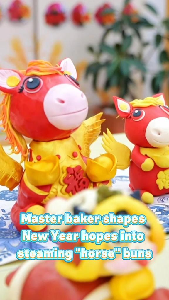 Master baker crafts horse-shaped festive buns for Chinese New Year in E China