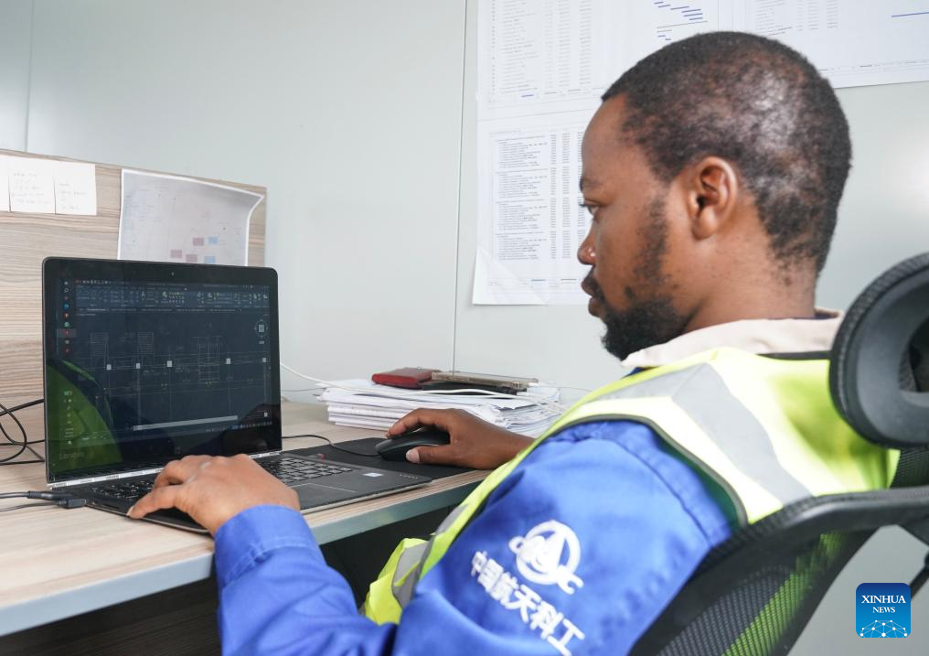 Pic story of Kenyan electrical engineer graduated from ChinaXinhua