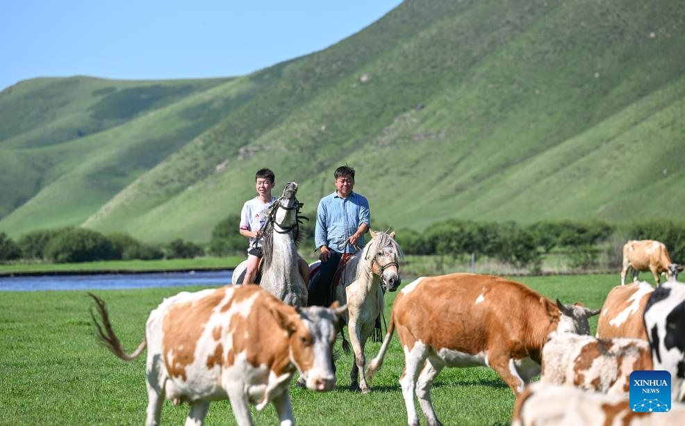 Pic story herdsman's summer life in Horqin Right Wing Front Banner, N