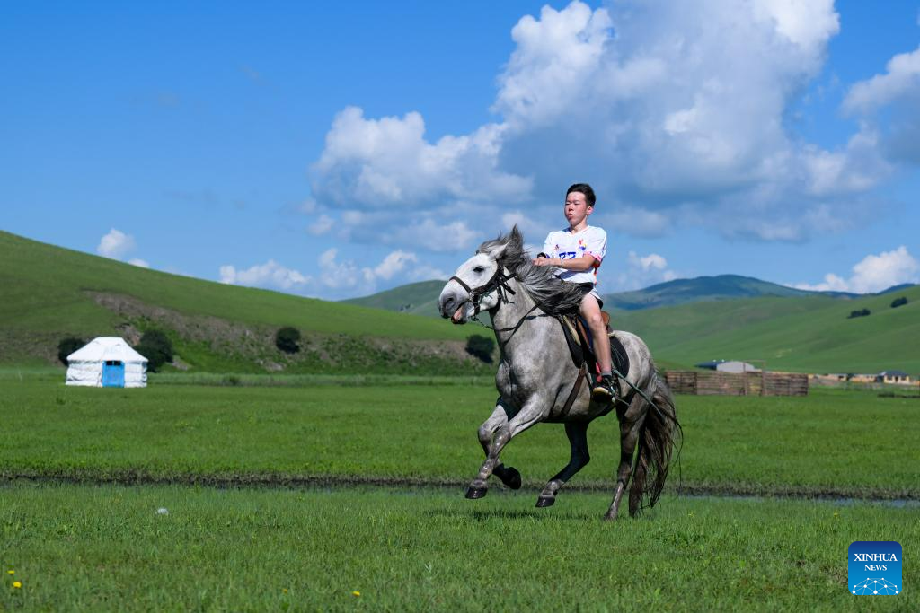 Pic story herdsman's summer life in Horqin Right Wing Front Banner, N