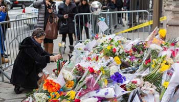 People pay tribute to David Bowie in NYC