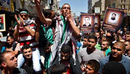 Palestinians rally to support West Bank prisoners' hunger strike