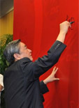 Xinhua President Li Congjun signs at CNC World launch ceremony