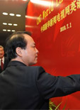 Xinhua Editor-in-Chief He Ping signs at CNC World launch ceremony
