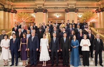 Xi Jinping, Peng Liyuan pose for group photos with foreign leaders and their spouses in Buenos Aires