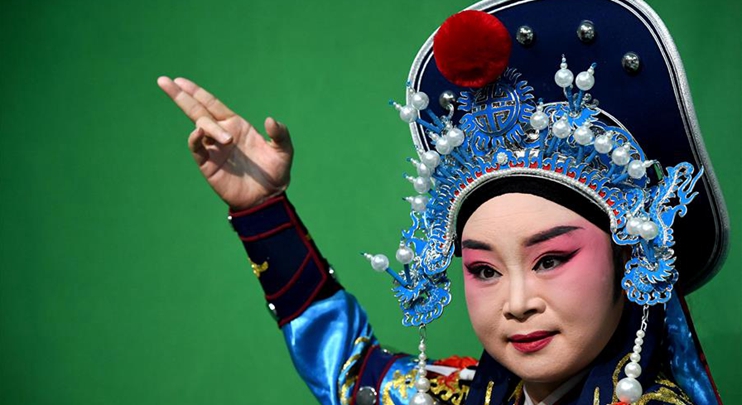Professor promotes Henan Yu Opera via live streaming