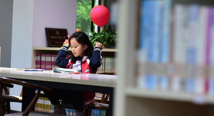 People spend holiday at reading room in Anhui