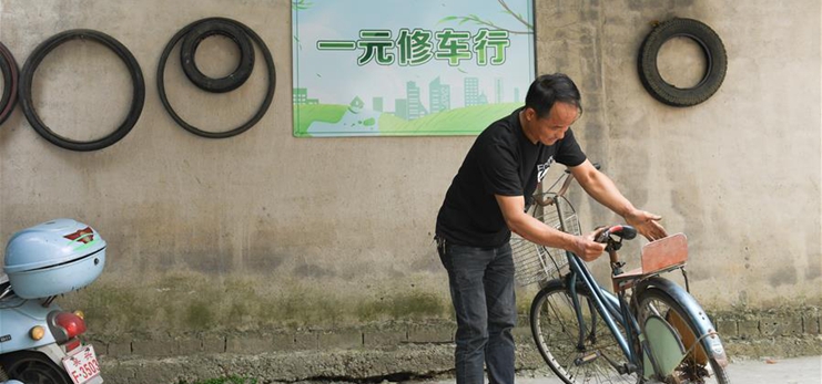 Deaf-mute couple run maintenance stand in east China's Zhejiang
