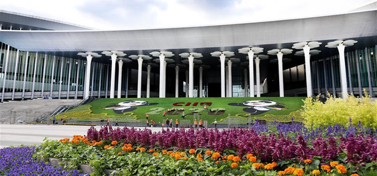 Gardeners prepare flower decorations for upcoming 3rd China Int'l Import Expo