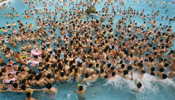 Locals swarm into swimming pool to keep cool in Wuhan