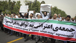 Iranians protest against nuclear agreement with world powers
