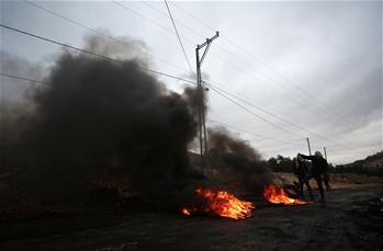 Clashes continue between Palestinian protesters and Israeli soldiers