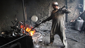 Some 13 mln Afghans have random jobs with on regular income