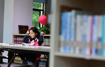 People spend holiday at reading room in Anhui
