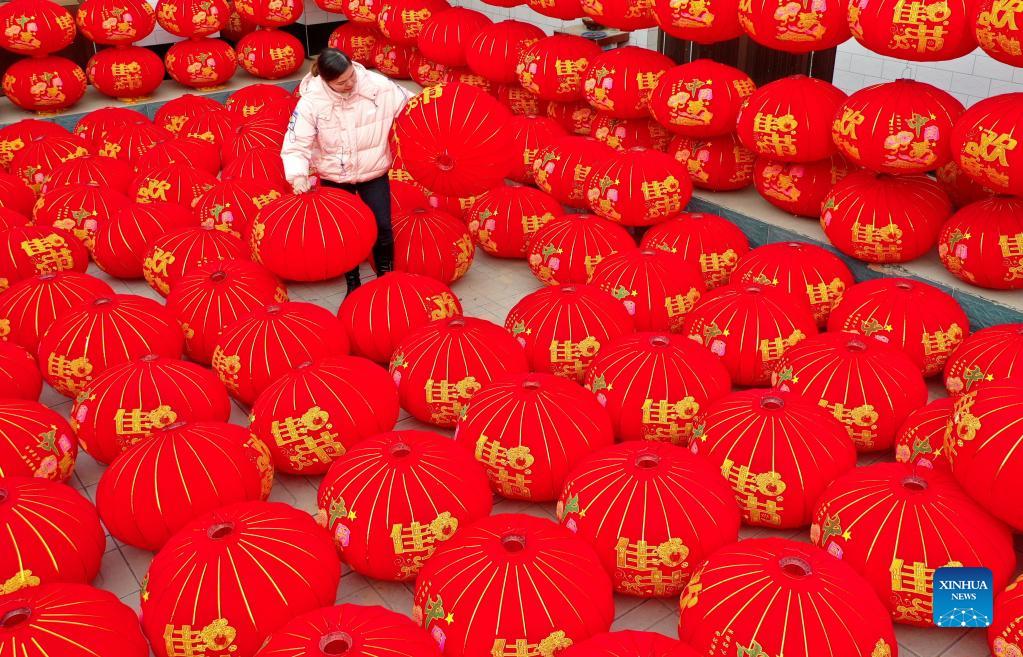 Villagers busy making lanterns for upcoming festival season in Hebei-Xinhua