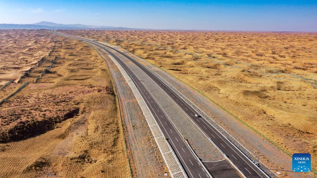 1st desert expressway in Ningxia opens to traffic