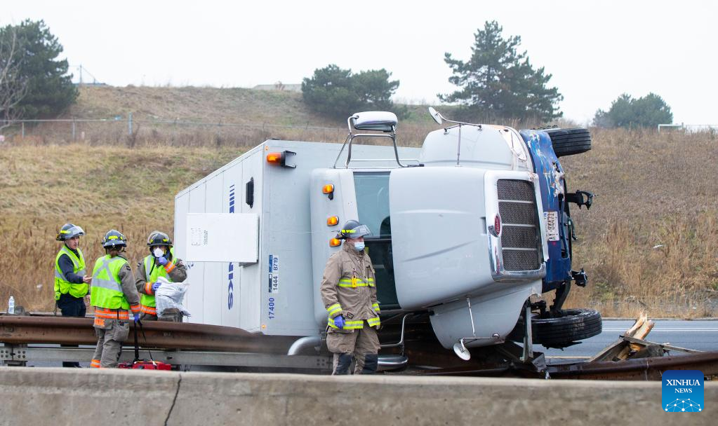 Westbound collector lanes of Highway 401 closed due to truck crash