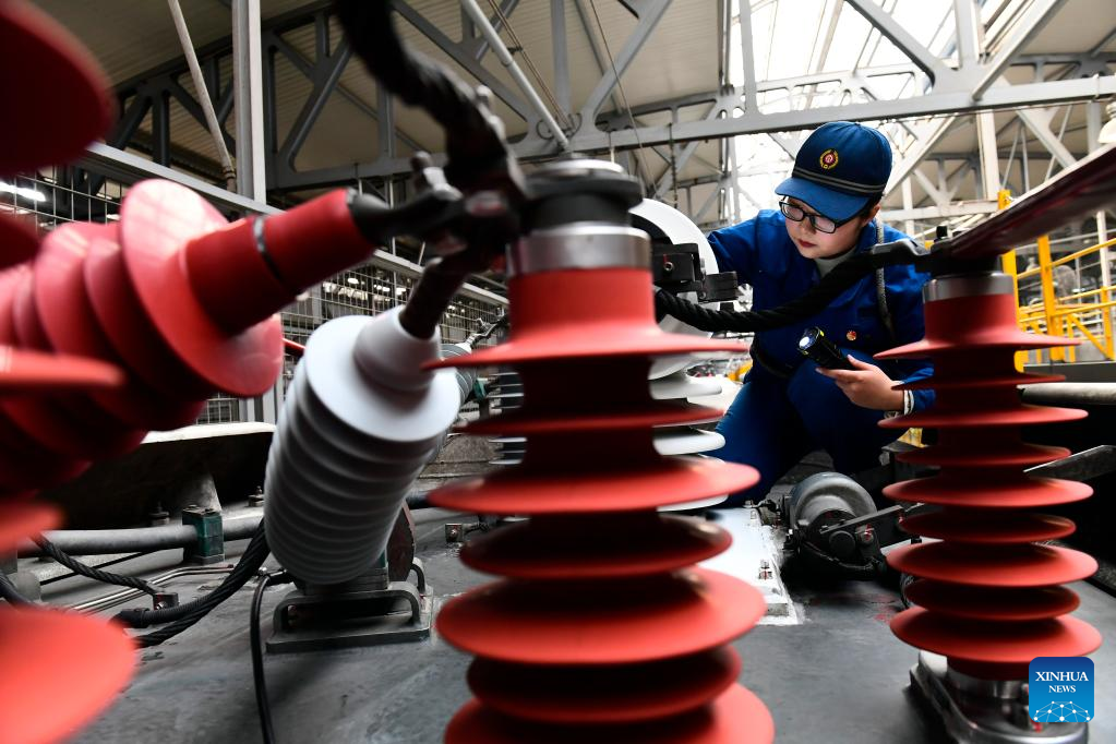 Young mechanists at Jinan bullet train service station maintain trains ...