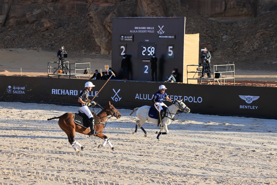 Mideast in Pictures Polo tournament stages in desert Xinhua