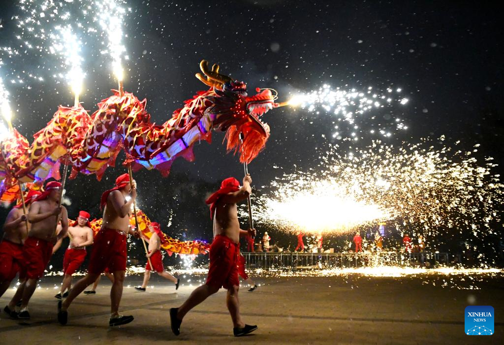 People across China celebrate Lantern FestivalXinhua
