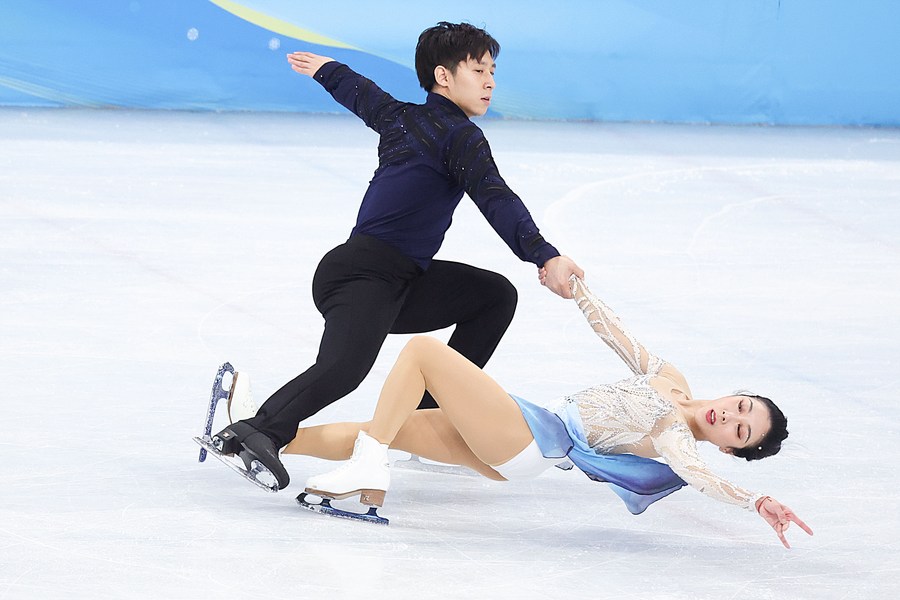 Profile Through ups and downs, China's elite figure skating pair back