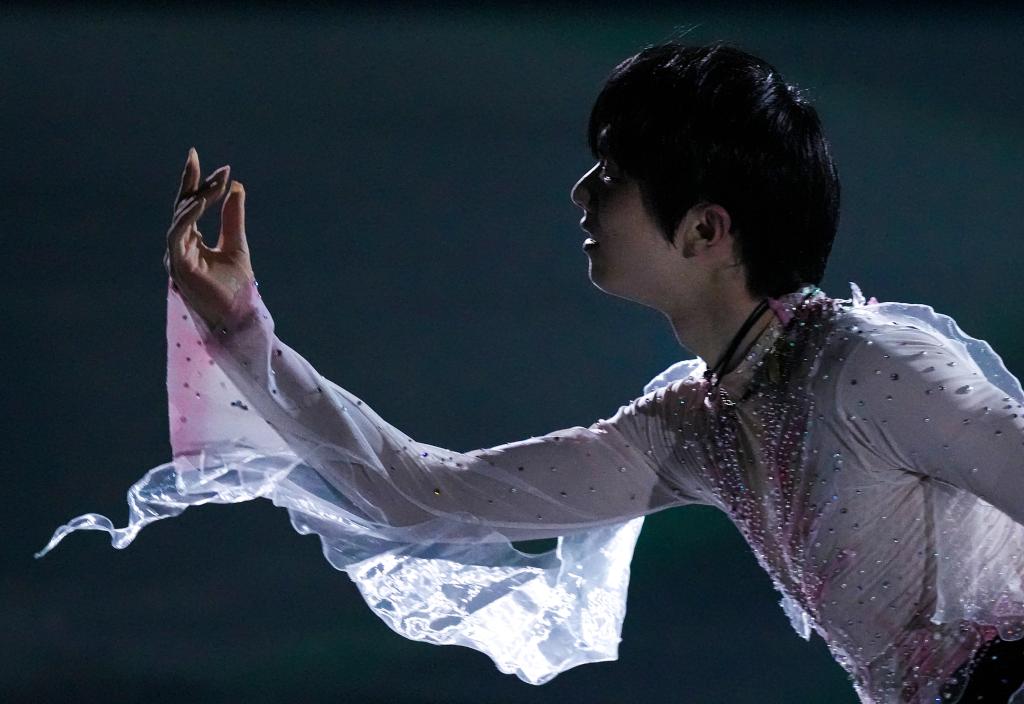 An artist on ice: Japan's star skater Hanyu thrills the crowd in figure ...