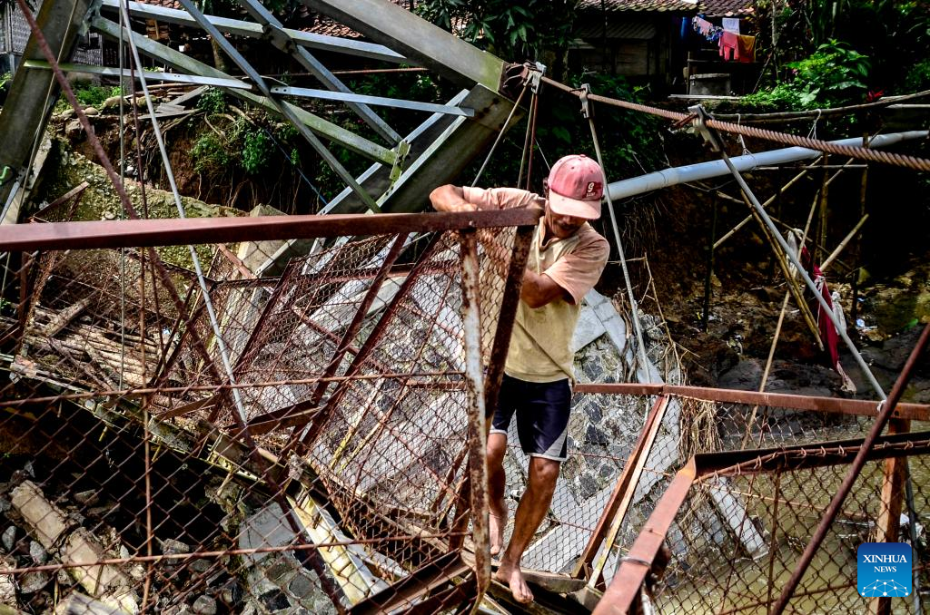 Bridge hit broken by heavy rain in West Java, Indonesia-Xinhua