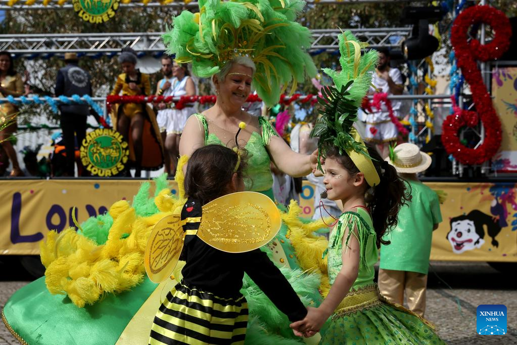 People take part in carnival parade in LisbonXinhua
