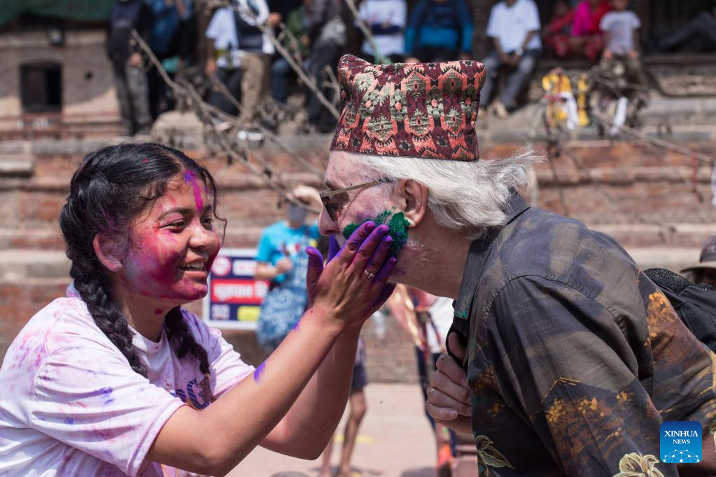 Festival of colors celebrated in Nepal, India, Pakistan-Xinhua