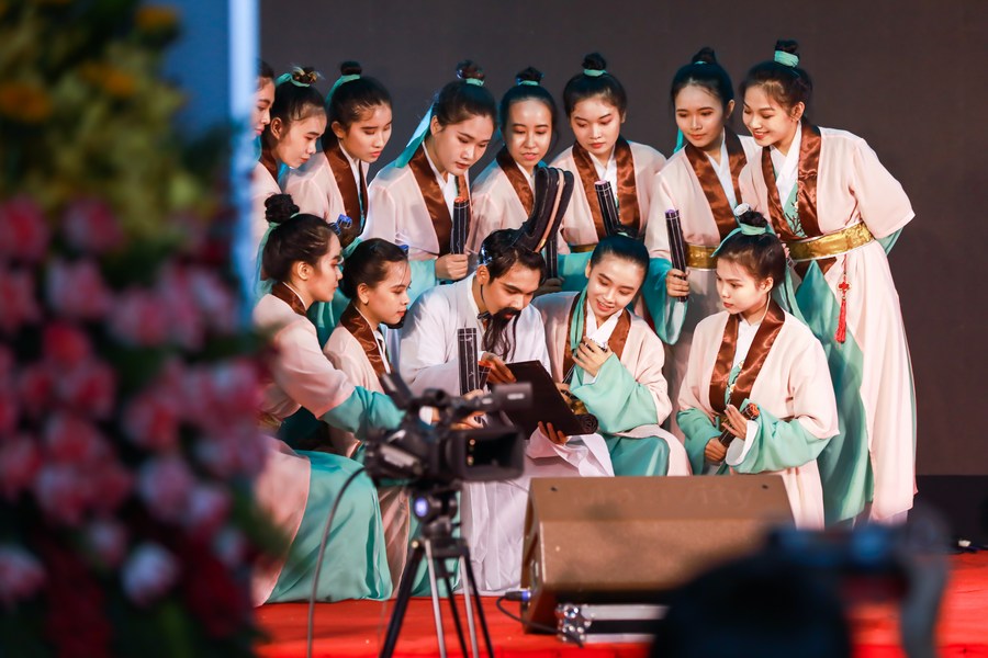 Asia Album: Vietnamese traditional costume Ao Dai-Xinhua