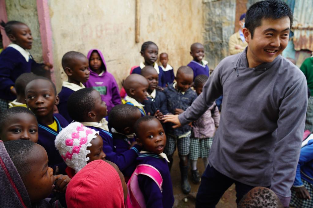 Hello Africa) Chinese volunteer nourishing dreams of Kenyan slum children-Xinhua