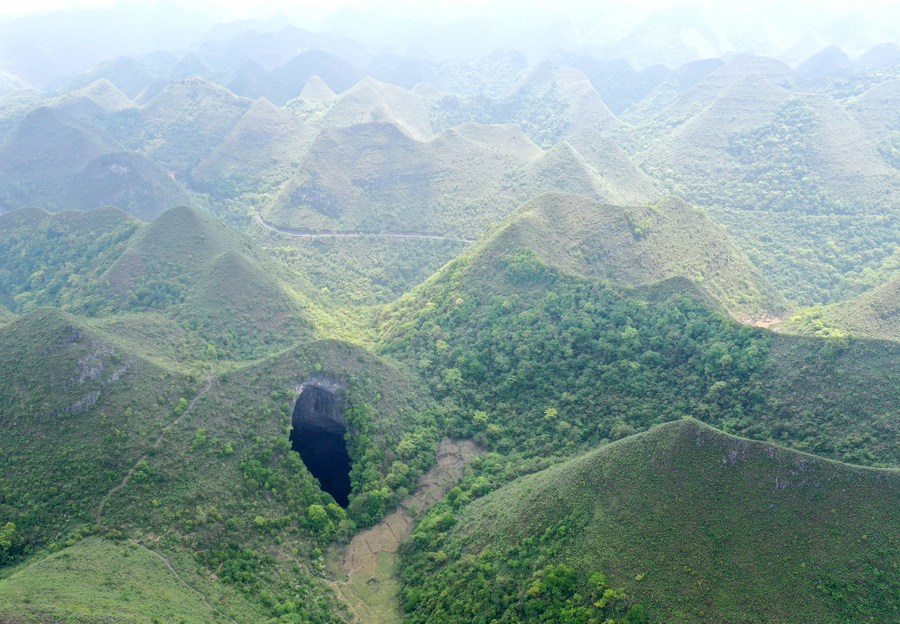 На юге Китая нашли «затерянный мир» — гигантский провал с первобытным лесом